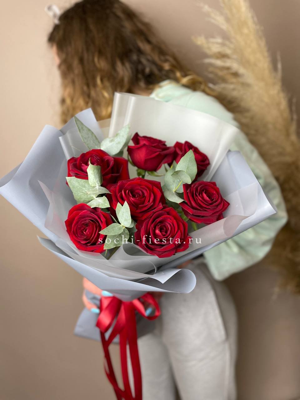 букет из 25 роз в крафтовой бумаге для заказа в Саратове