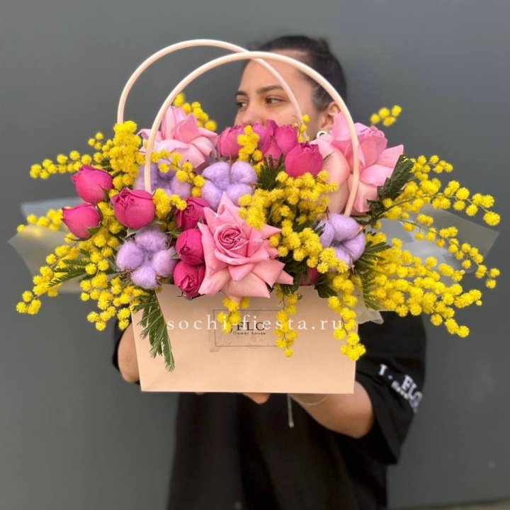 Сумочка мимозы и роз "Примавера" в Саратове