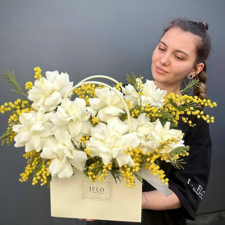 Французские Розы и мимоза  в сумочке  в Саратове