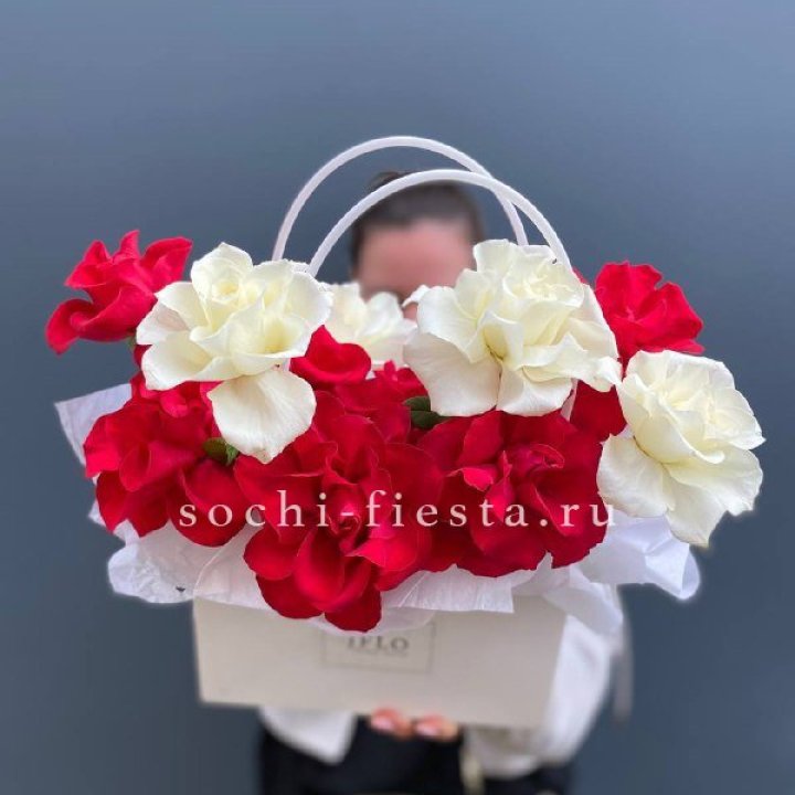 Сумочка  красных и белых роз в Саратове