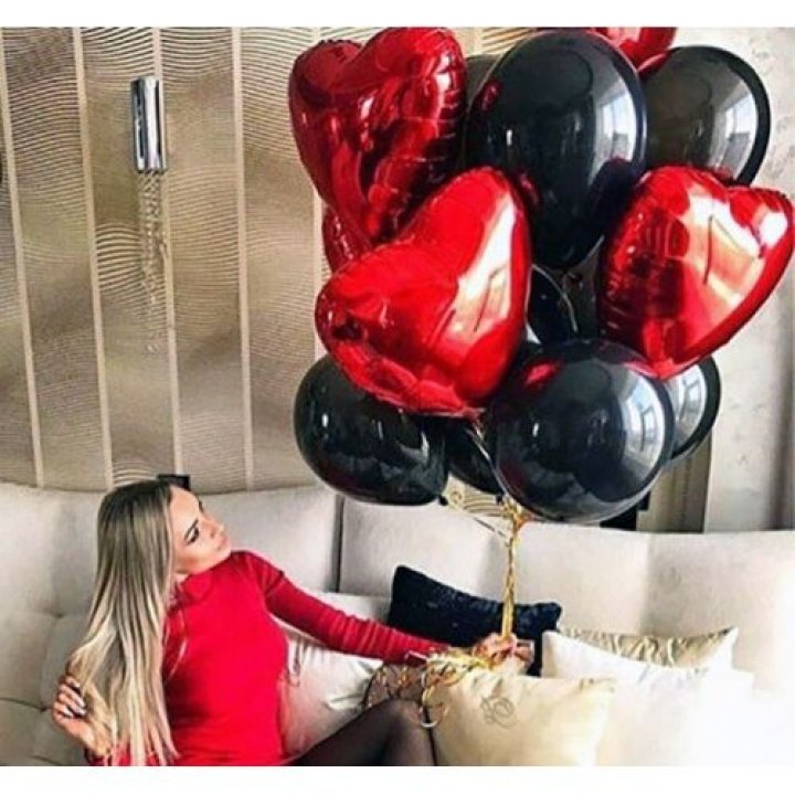 Фонтан из красных сердец с чёрными шарами  в Саратове