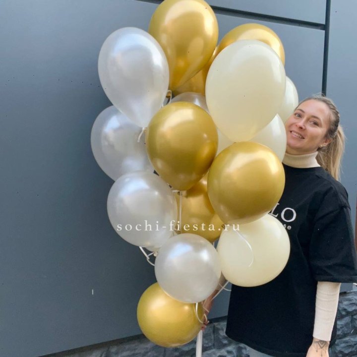 Облако шаров из белого и золотого оттенков в Саратове