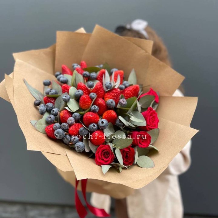 Клубника и голубика с цветами в Саратове