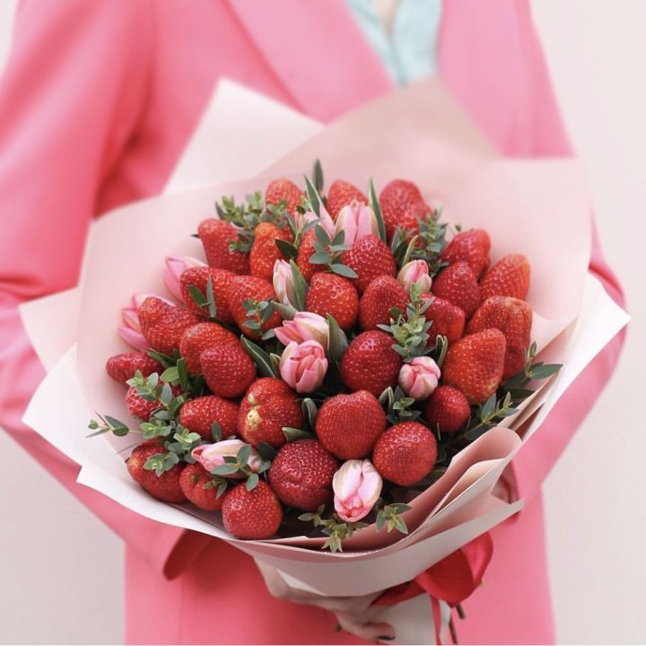 Тюльпаны и клубника в Саратове