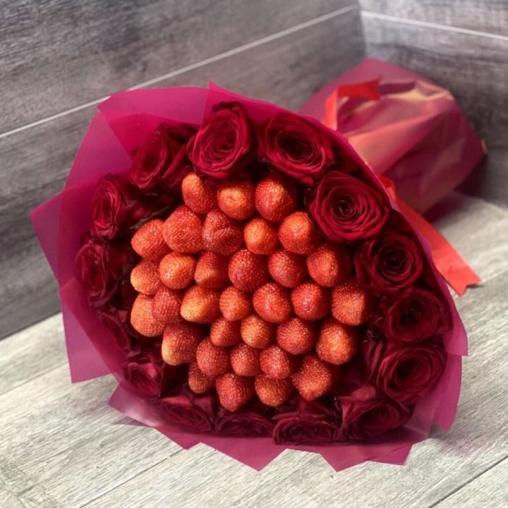 Клубничный букет с розами в Саратове