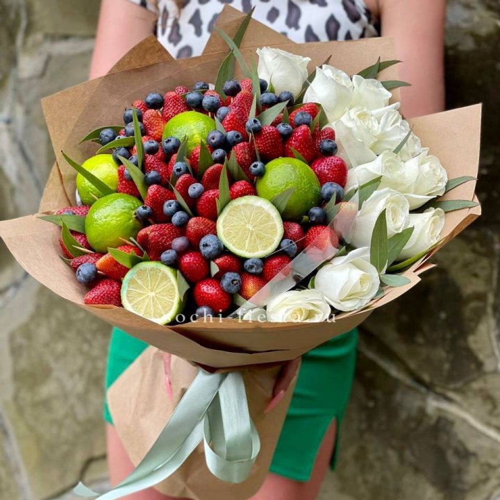 Ягодно-цитрусовый букет с розами в Саратове