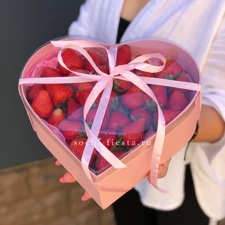 Коробочка сердце  с клубникой в Саратове