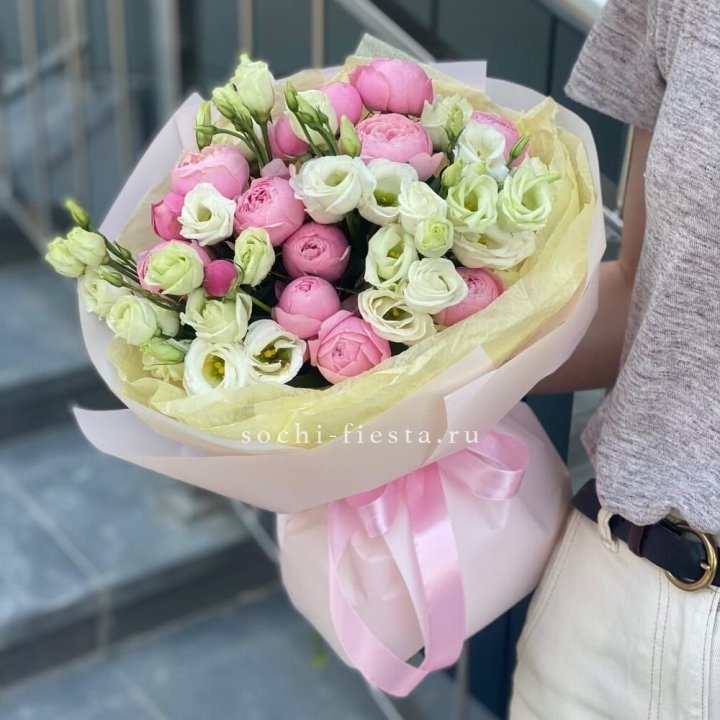 Букет кустовых роз с эустомой в Саратове