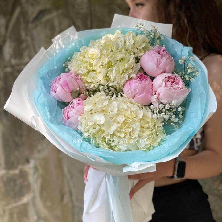 Букет с пионами "Блюсом" в Саратове