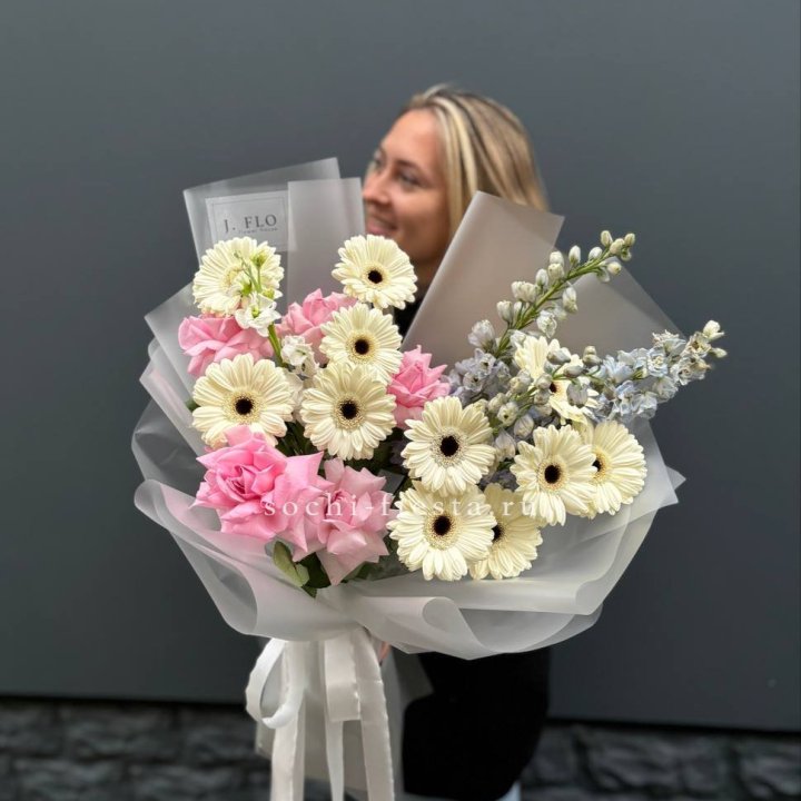 Букет роз и гербер в Саратове