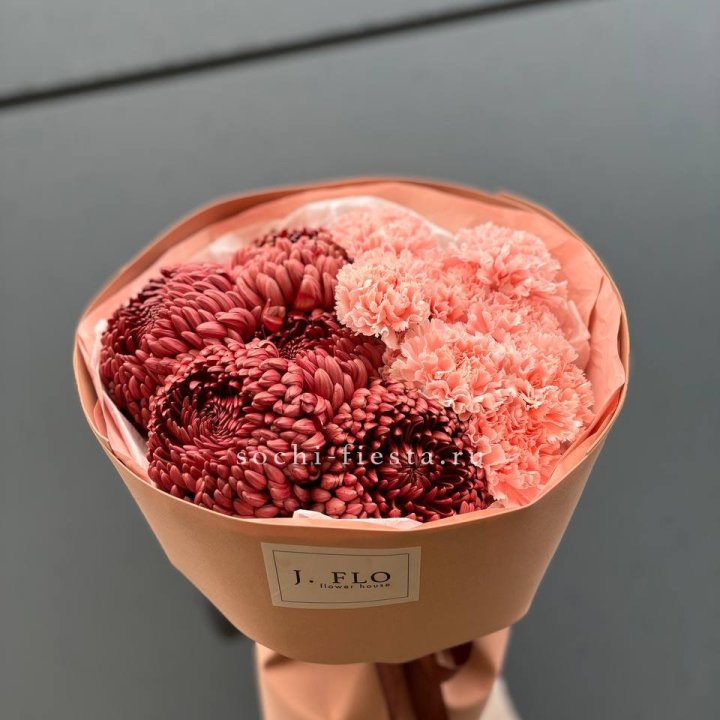 Букет хризантем и диантусов  в Саратове