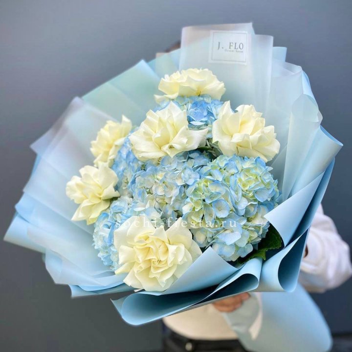  Букет из голубых гортензий и роз  в Саратове