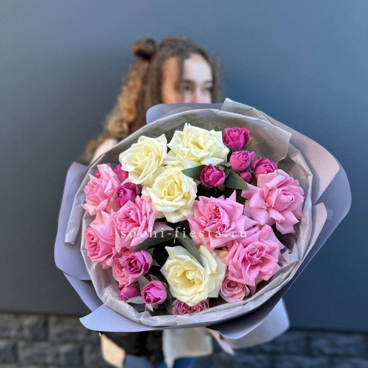Букет французских и пионовидных роз в Саратове