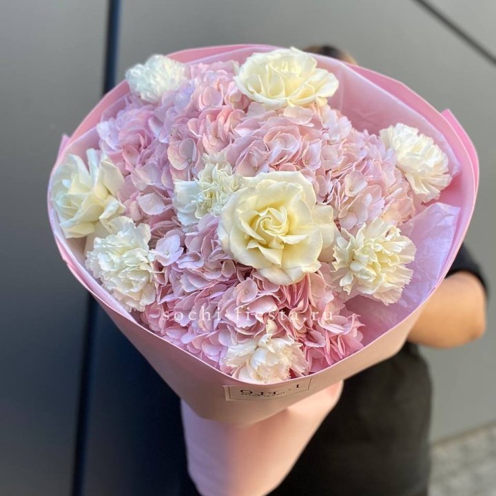  Букет гортензий и роз  в Саратове