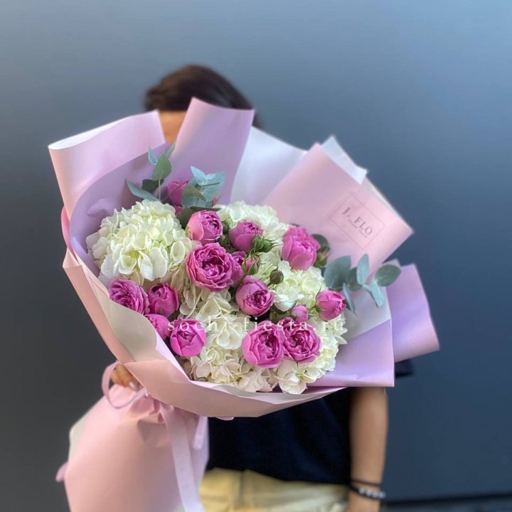 Букет белых гортензий и пионовидных роз  в Саратове