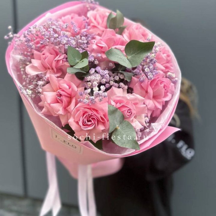 Розовые французские розы с гипсофилой в Саратове