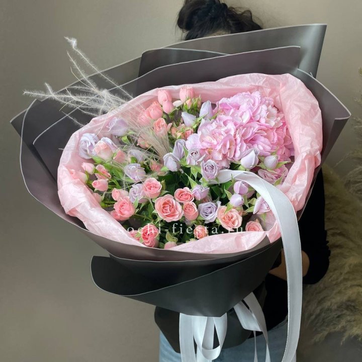  Букет гортензии и роз "Саперави" в Саратове