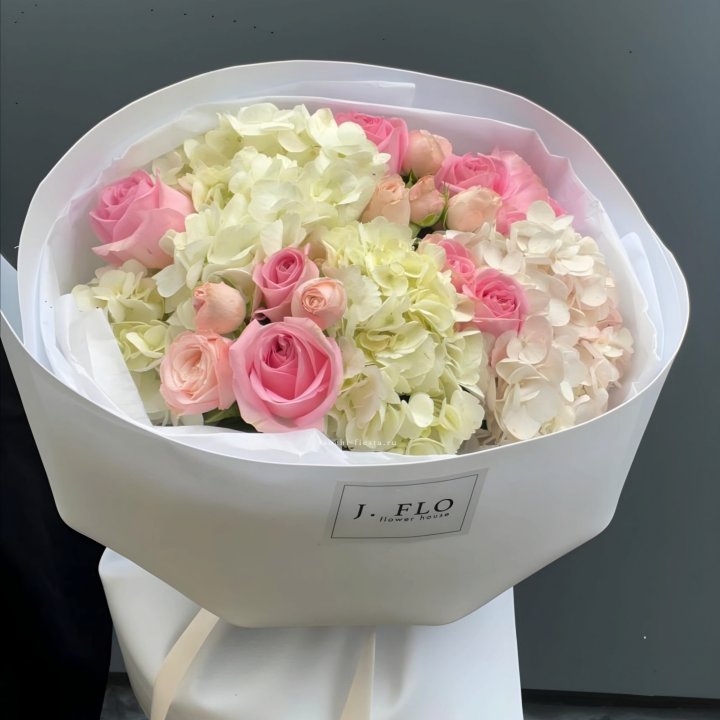  Букет гортензии и роз  "Тиамо" в Саратове