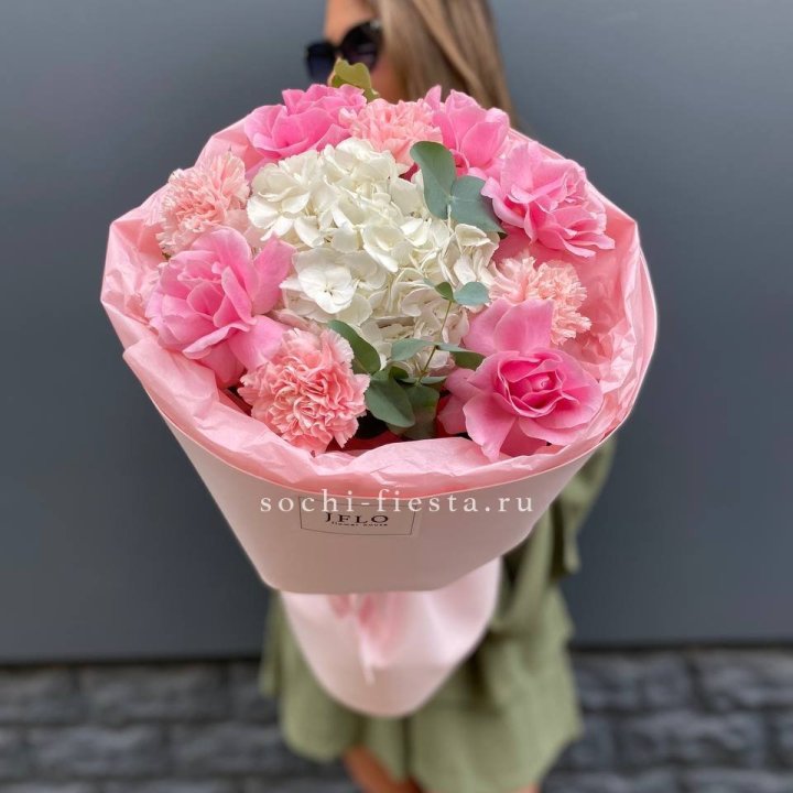  Букет роз и гортензии "Навола" в Саратове