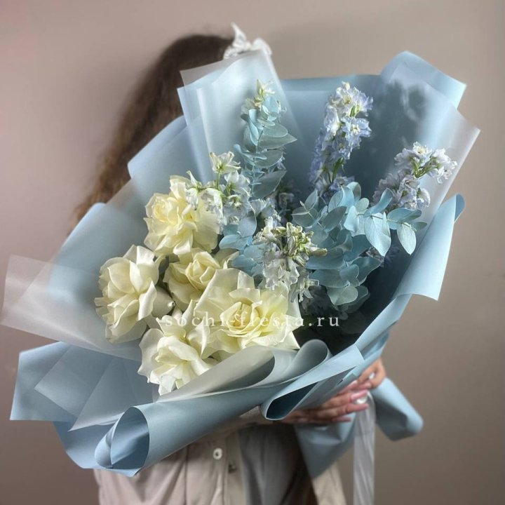 Букет из белых французских роз и дельфиниума в Саратове