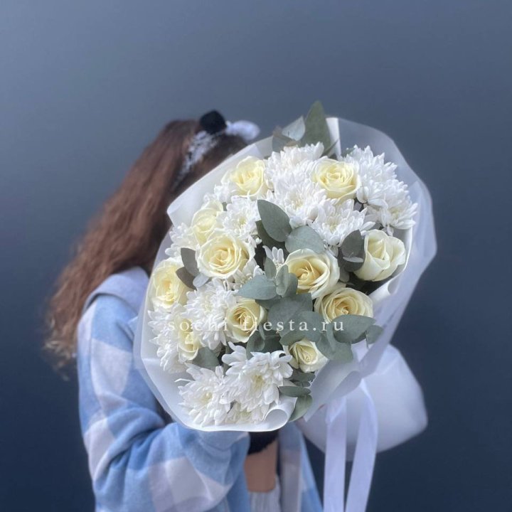  Букет белых роз с хризантемой  в Саратове