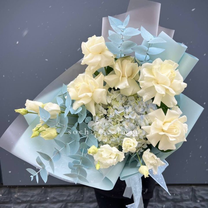 Букет с гортензией и белыми французскими розами в Саратове