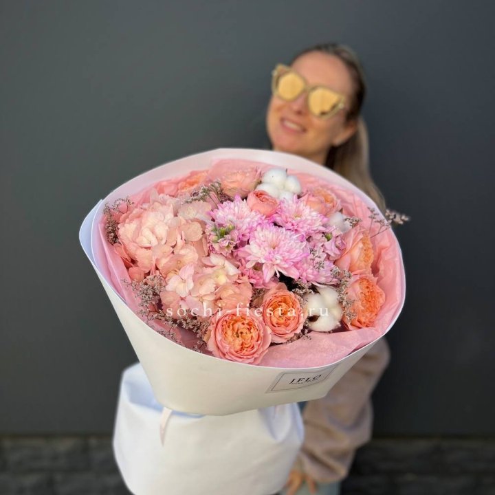 Букет гортензии и кустовых роз  в Саратове