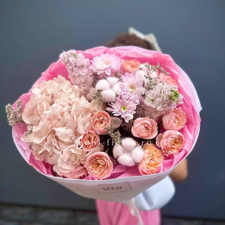 Букет гортензии и кустовых роз "Абрассо" в Саратове