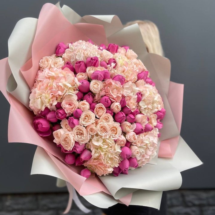 Букет кустовые розы и гортензия в Саратове