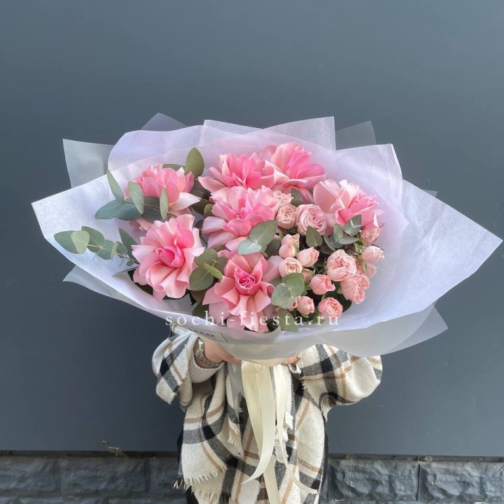 Букет французских и пионовидных роз  в Саратове