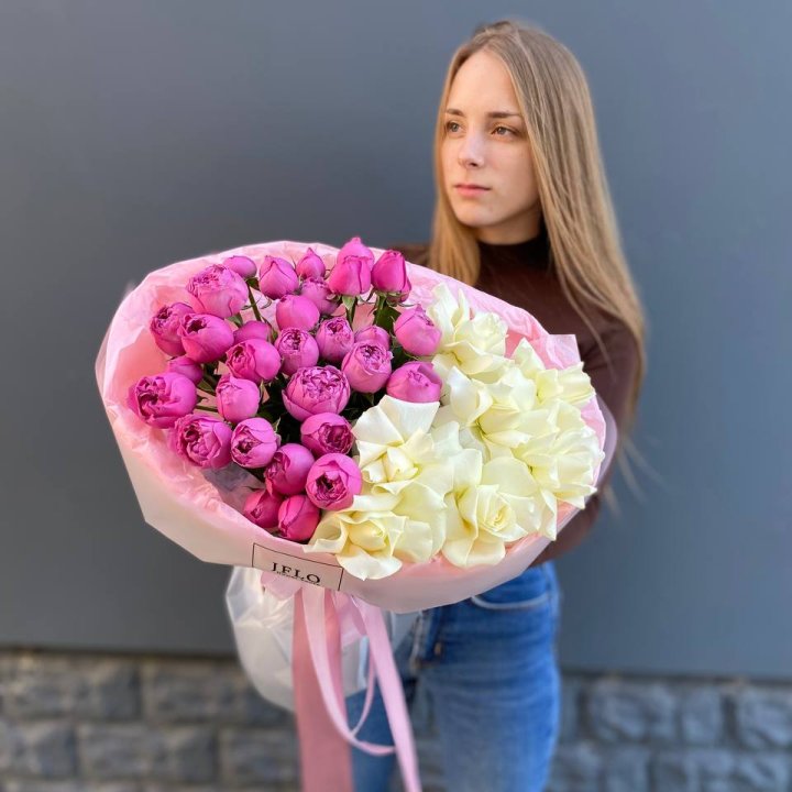 Дуо белых и кустовых роз в Саратове