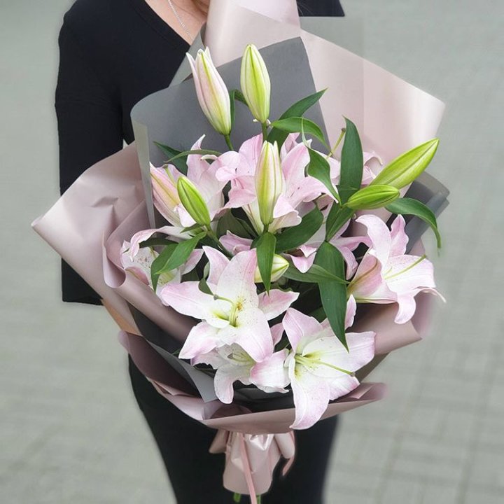 Букет розовых лилий в Саратове