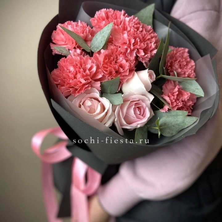 Букет из роз и диантусов "Пенелопа" в Саратове