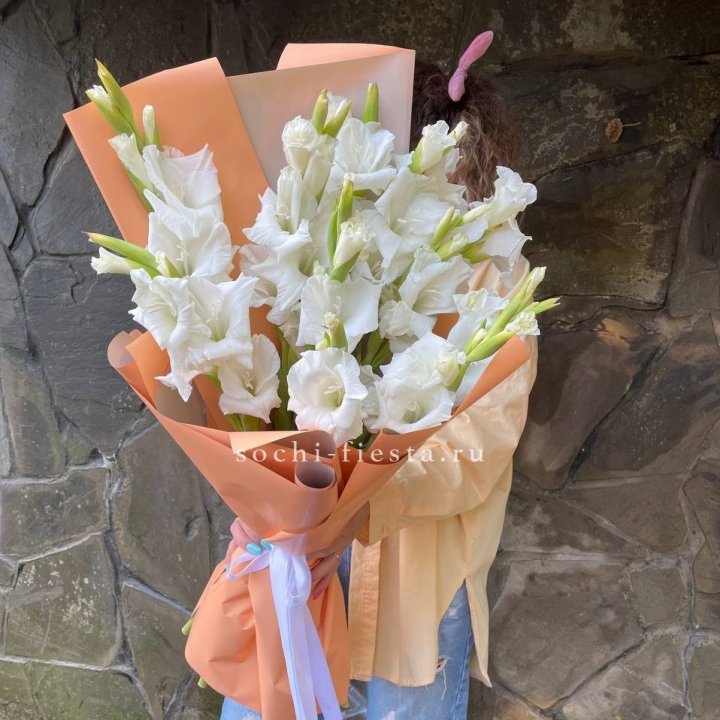 Букет белых гладиолусов  в Саратове