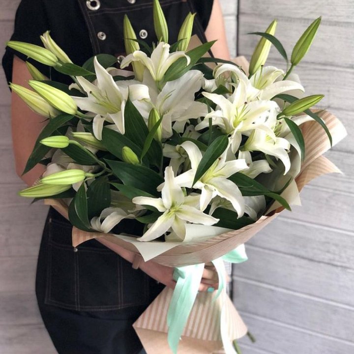 Букет белых лилий в Саратове
