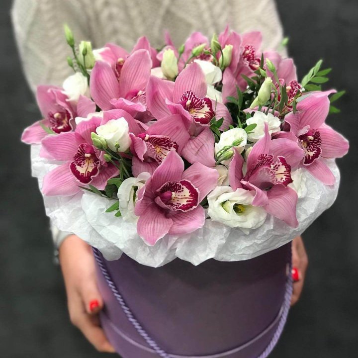 Орхидея и эустома в шляпной коробке в Саратове