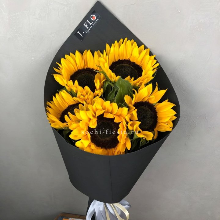 Букет из 5  подсолнухов в Саратове