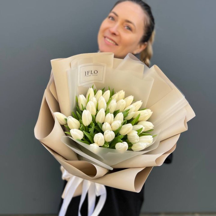 35 белых тюльпанов в Саратове