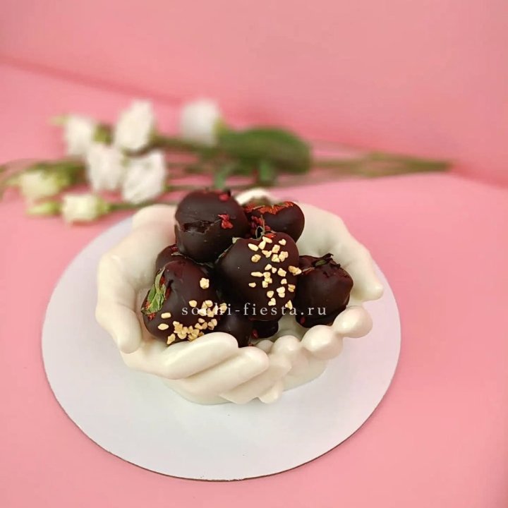 Клубника в шоколаде на шоколадных ладонях  в Саратове