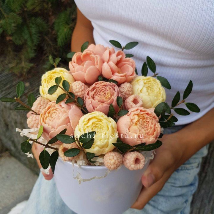 Шоколадный букет с ягодами в Саратове