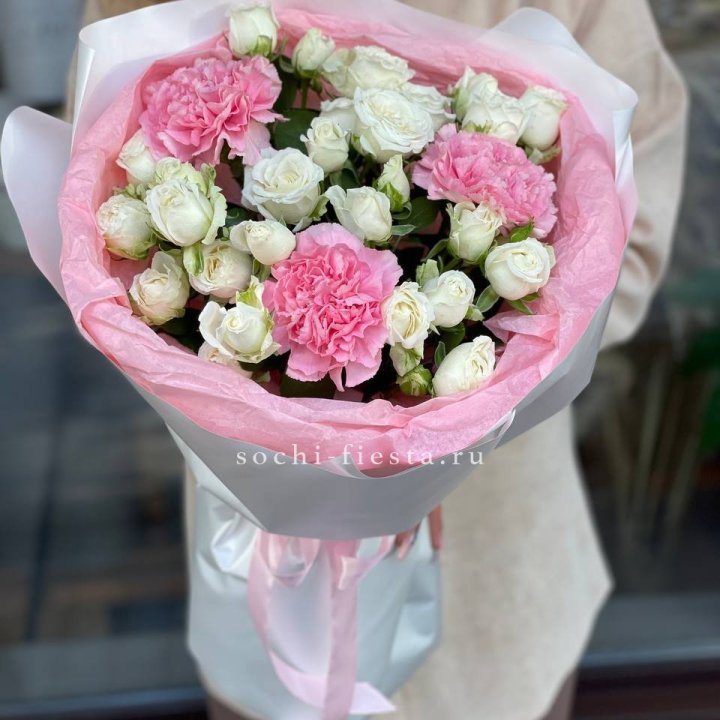 Букет розы с диантусами "Блэш" в Саратове