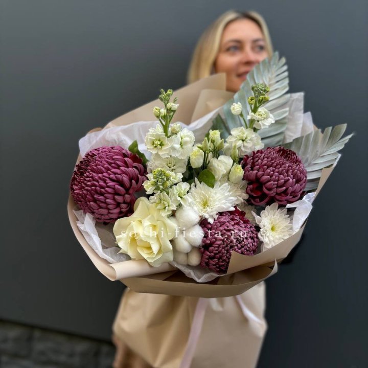 Хризантемы с маттиолой розами эустомой Чика в Саратове