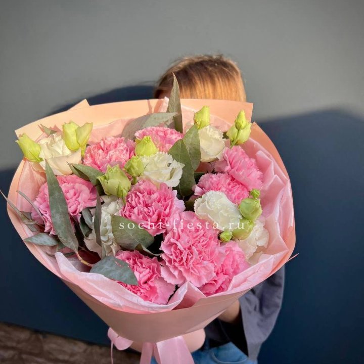 Букет гвоздик и  эустом "Сири" в Саратове