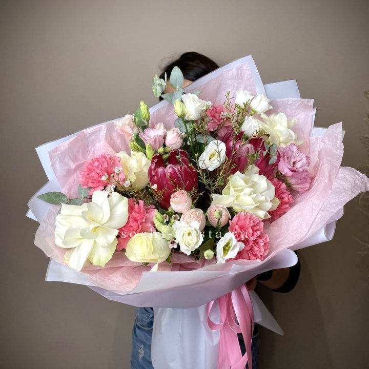 Букет с протеей, розами "Элеонора" в Саратове