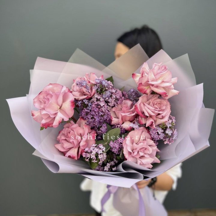 Букет из розовых роз и сирени в Саратове