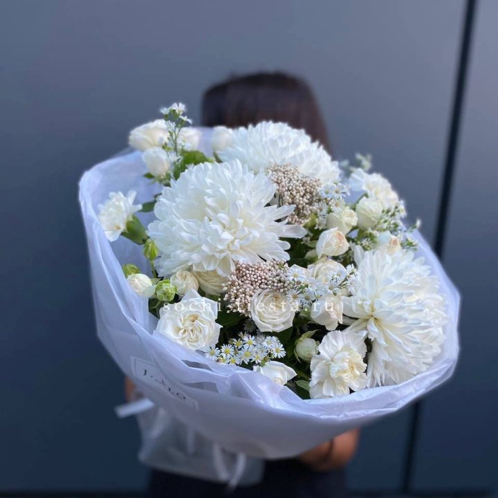 Букет хризантем и роз вайт шотс в Саратове