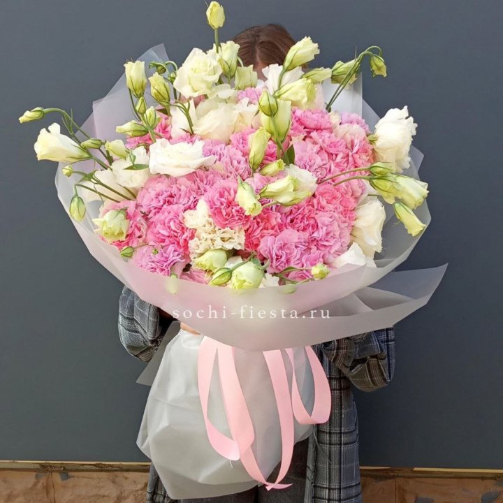 Букет из эустом и диантусов  в Саратове