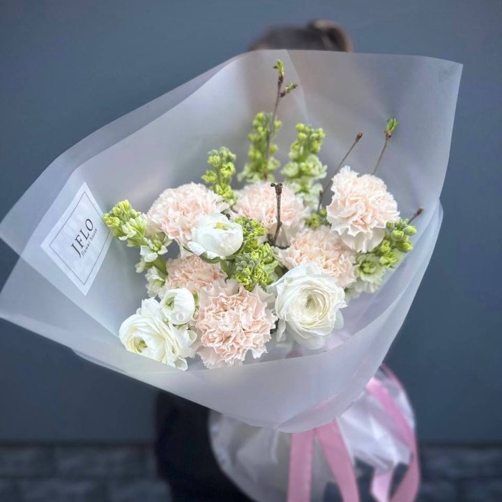 Букет маттиолы и ранункулюсов  в Саратове