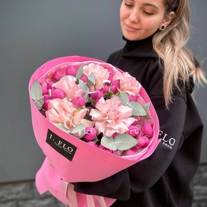 Букет французских и пионовидных роз "Ламиносо" в Саратове