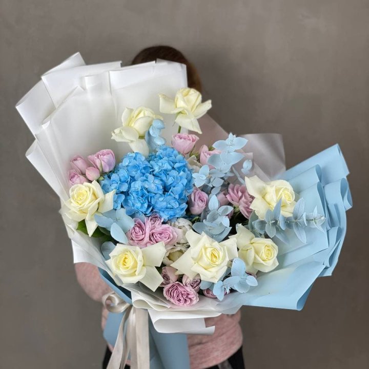 Дизайнерский букет "Блю скайфорт" в Саратове